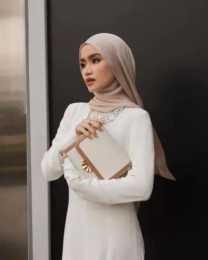 Bikin Tampil Makin Stylish, Ini Warna Baju yang Pas untuk Neutral Undertone