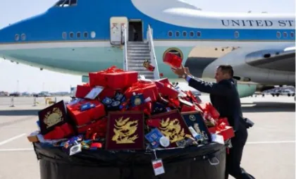 Detik-Detik Delegasi Trump Buang Hadiah dari China ke Tempat Sampah, Ada Apa?