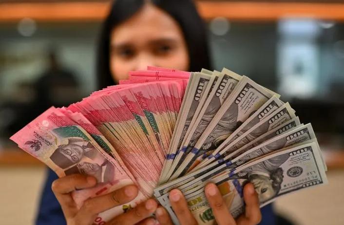 Rupiah Terus Melemah Menuju Rp18.000 Per Dolar AS, Alarm Krisis Ekonomi Indonesia Berbunyi! 