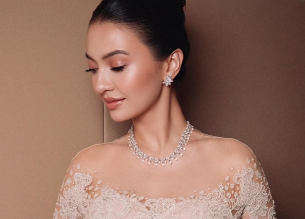 Raline Shah Tampil Mewah di Women in Cinema Gala, Kalungnya Diduga Tembus Rp15 Miliar