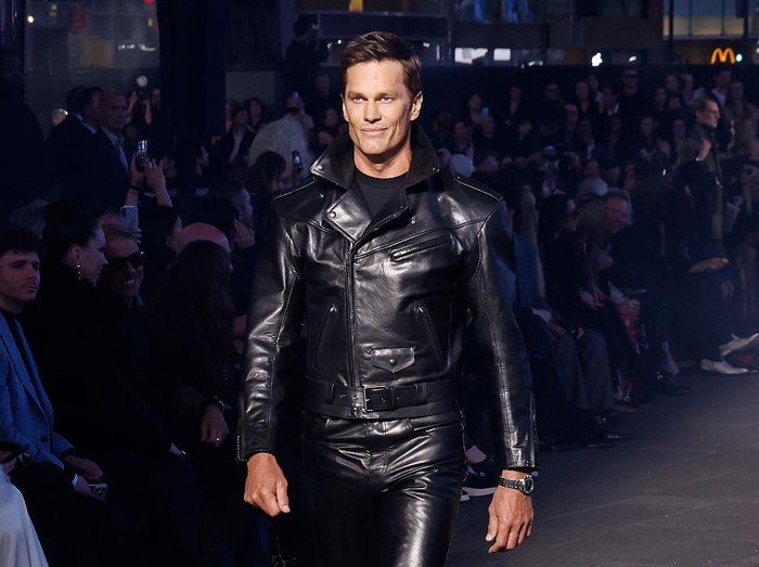 Debut Tom Brady di Catwalk Gucci Resort 2027 Viral, Cara Jalan Bikin Salah Fokus