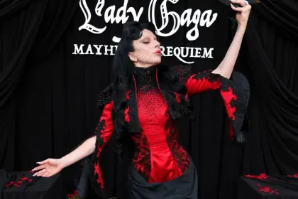 Tampil Gothic Elegan, Lady Gaga Kenakan Givenchy Karya Alexander McQueen