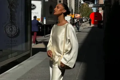 5 Inspirasi Outfit Satin Cewek Elegan yang Simpel dan Stylish