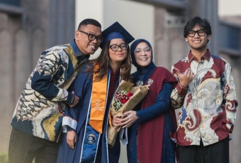 Cinta Kuya Resmi Jadi Sarjana Psikologi, Tampil Anggun Berkebaya Saat Wisuda di Amerika