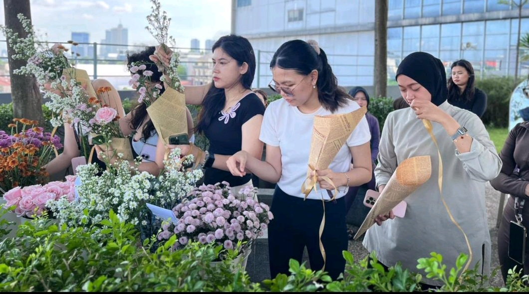 Healing di Tengah Kota! Somerset Kencana Jakarta Ajak Tamu Healing Unik Lewat Yoga dan Seni Merangkai Bunga