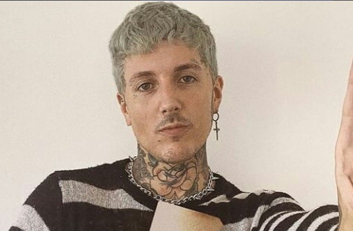 Vokalis BMTH Oliver Sykes Jadi Korban Lemparan Ponsel Saat Konser, Kini Alami Gegar Otak Ringan