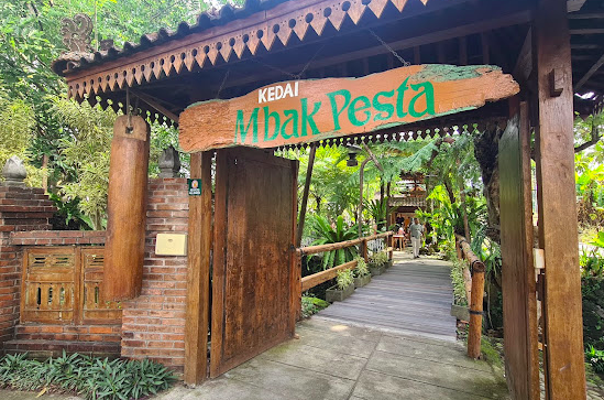Kedai Mbak Pesta, Hidden Gem Kuliner Jogja dengan Konsep Rumah Joglo