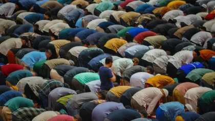 Panduan Lengkap Salat Idul Adha: Bacaan Niat Makmum, Tata Cara Takbir, dan Doa di Sela-selanya