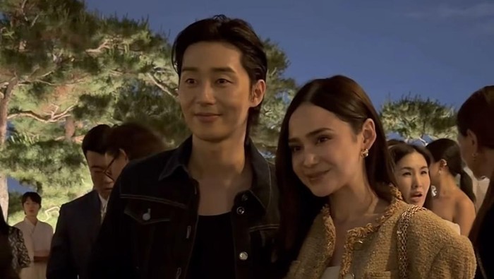 Pose Syifa Hadju Bareng Park Seo Joon, Kenakan Jaket Chanel Seharga Rp202,4 juta!