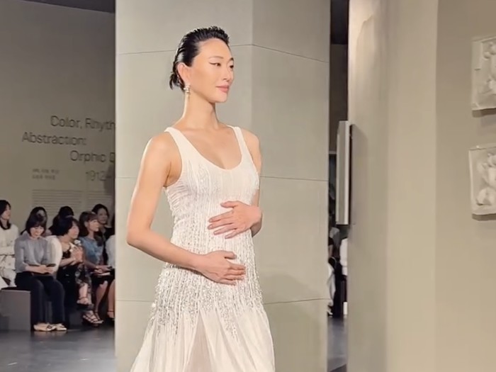 Baby Bump Sora Choi Curi Perhatian di Runway Chanel Metiers d'Art 2026