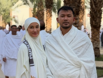 Atiqah Hasiholan dan Rio Dewanto Pergi Haji Bareng Putri Tercinta, Doanya Bikin Haru