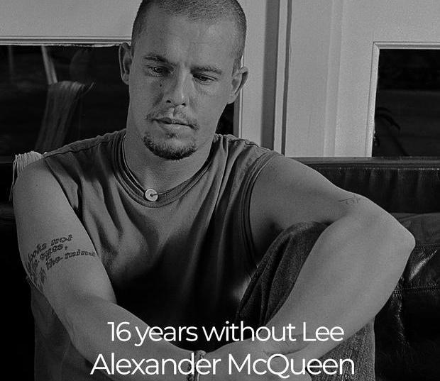 Fakta Tragis Alexander McQueen: Desainer Jenius yang Berakhir Pilu di Puncak Kesuksesan