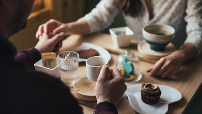 5 Trik Bikin Pria Jatuh Hati Saat Kencan Pertama, Dijamin Anti Gagal!