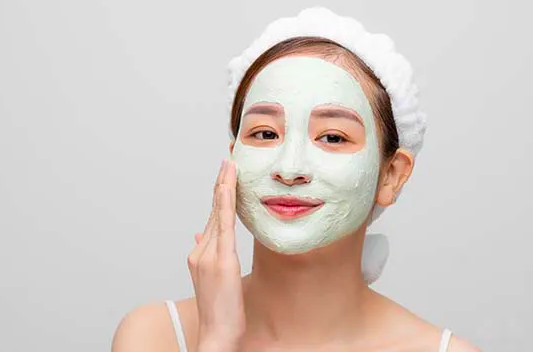 7 Masker Terbaik untuk Kulit Berminyak dan Berjerawat, Bye Komedo Membandel!