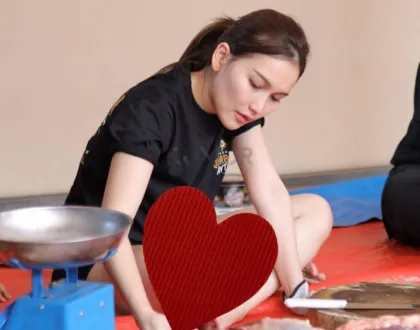 Ayu Ting Ting Dikritik Netizen Usai Pakai Celana Pendek Saat Jadi Panitia Idul Adha