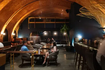 8 Resto dan Bar di Senopati dengan Suasana Mewah untuk Hangout