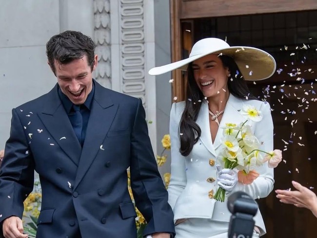 Dua Lipa dan Callum Turner Resmi Menikah, Tampil Elegan dalam Upacara Intim di London
