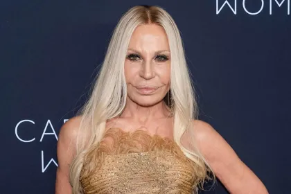 5 Sejarah Kelam di Balik Kemewahan Versace, dari Misteri Penembakan Gianni sampai Obsesi Operasi