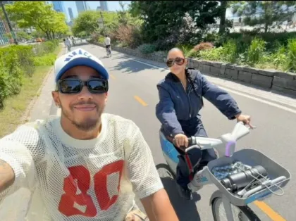 Go Publik! Kim Kardashian Pajang Selfie Mesra dengan Lewis Hamilton di Instagram