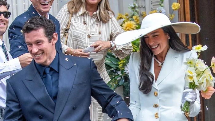 Intip Detail Busana Pernikahan Dua Lipa yang Elegan dan Modern