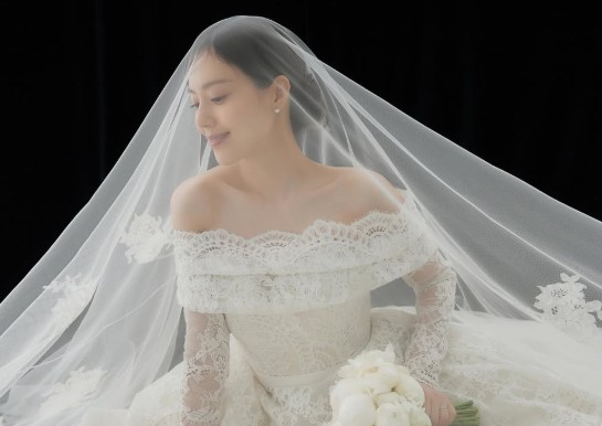 Moon Chae Won Tampil Anggun dalam Foto Prewedding, Tuai Pujian dari Penggemar