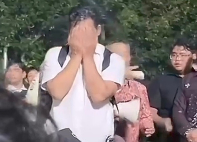 Ayah Terduga Pelaku Kasus Asusila di PNJ Bersujud di Hadapan Mahasiswa, Suasana Forum Berubah Haru
