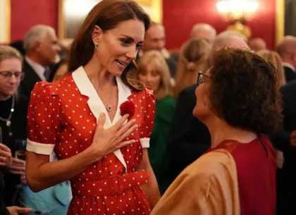 Kate Middleton Serba Merah ...