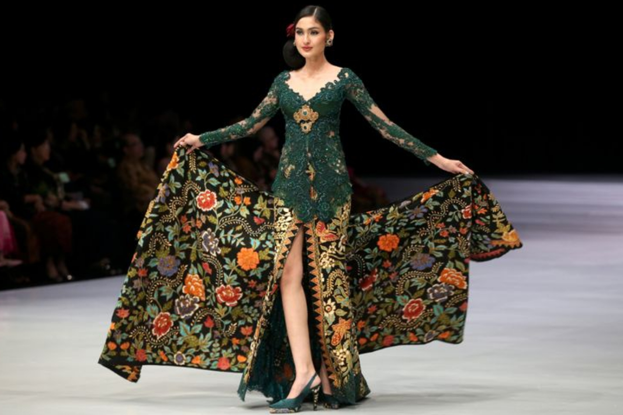 10 Fashion Designer Indones...