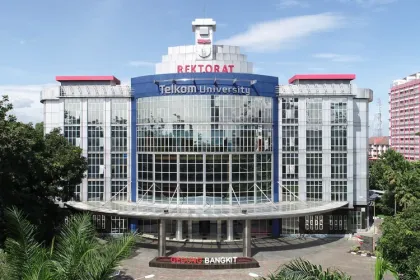 Daftar 10 Universitas Swast...