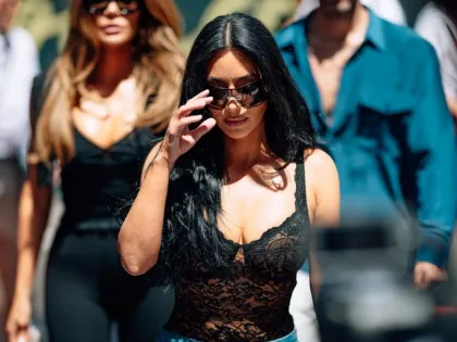 Tampil dengan Busana Menerawang, Kim Kardashian Jadi Magnet Perhatian di F1 GP Monako