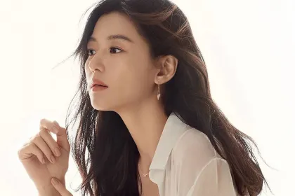Jun Ji Hyun Kaget Dipuji Cantik di “Colony”, Ungkap Rahasia Kecantikan yang Sebenarnya