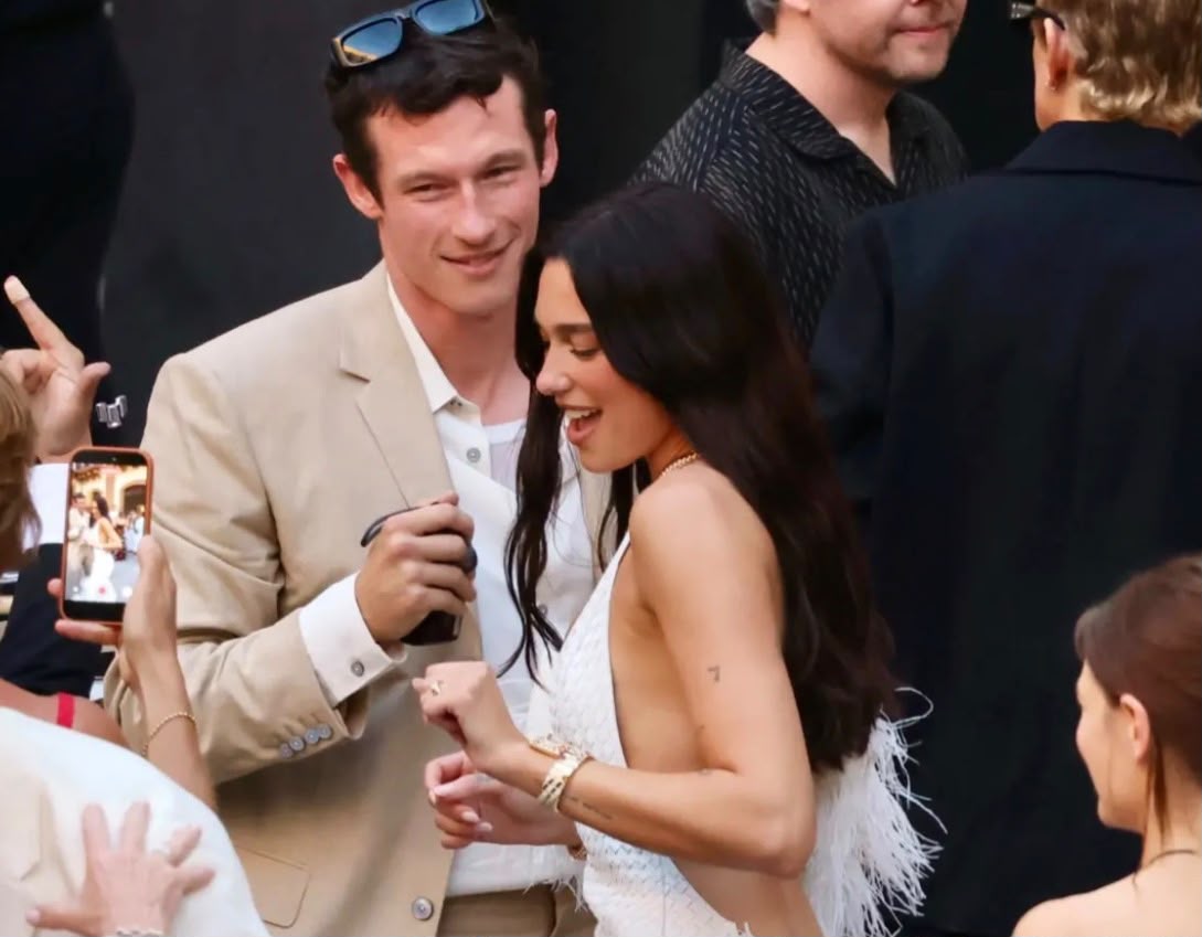 Tampil Menawan dalam Balutan Gaun Bottega Veneta dan Perhiasan Bvlgari, Intip Gaya Bridal Look Dua Lipa di Italia