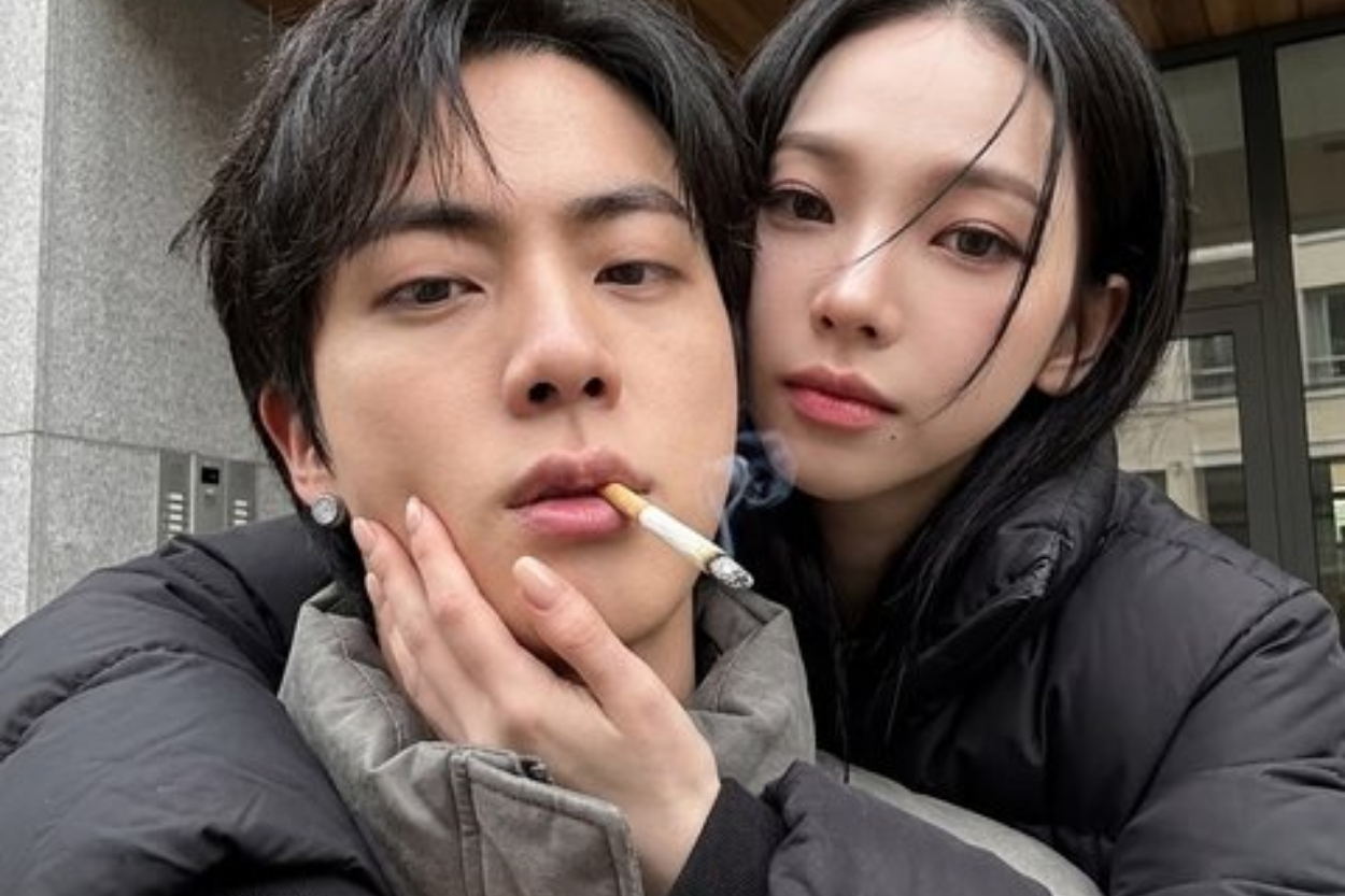 Heboh Foto Jin BTS Merokok dan Dipeluk Karina Aespa, Fakta Sebenarnya Bikin Geram!