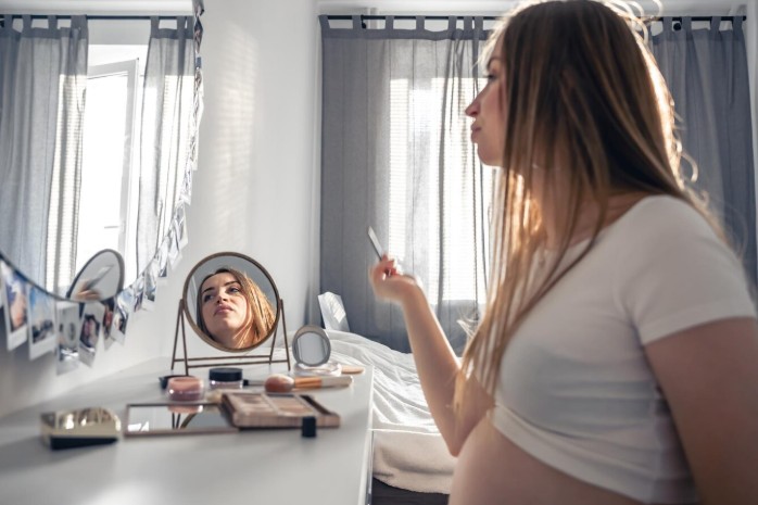 Jangan Asal Pakai! Kandungan Kosmetik yang Wajib Dihindari Ibu Hamil demi Kesehatan Janin