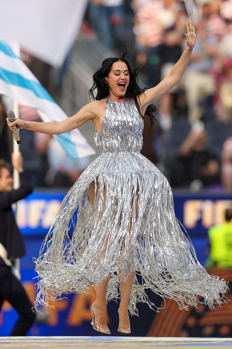 Niatnya Tampil Glamor, Gaun Perak Katy Perry di Pembukaan Piala Dunia 2026 Malah Diejek, Begini Balesannya