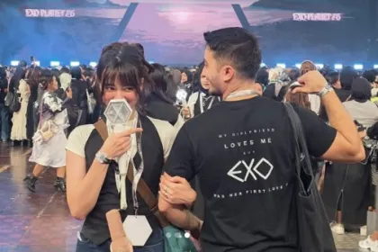 Gemesnya Brian Domani Temani Mawar Eva Nonton Konser EXO, Tulisan di Kausnya Bikin Salah Fokus