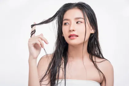 Sering Keramas Malam? Ini 5 Bahaya Tidur dengan Rambut Basah bagi Kulit Kepala