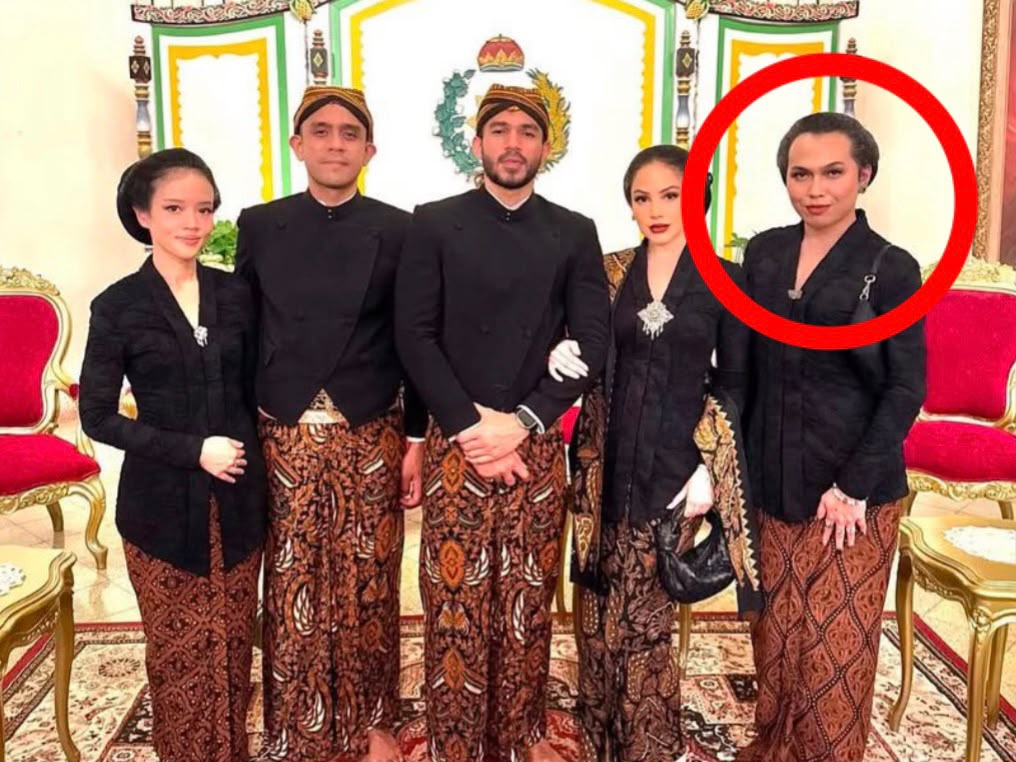 Pria Berkebaya di Kirab Mal...