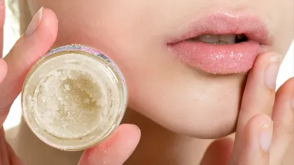 6 Cara Membuat Lip Scrub Al...