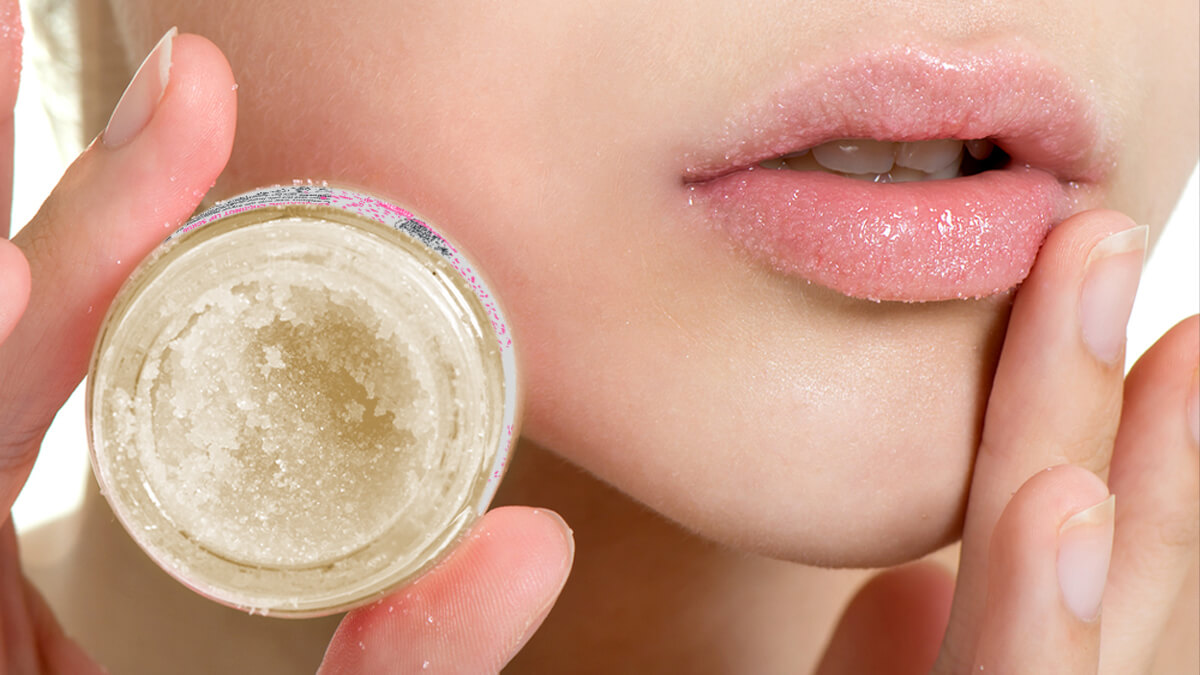 6 Cara Membuat Lip Scrub Alami Sendiri di Rumah, Salah Satunya Kombinasi Madu dan Gula!