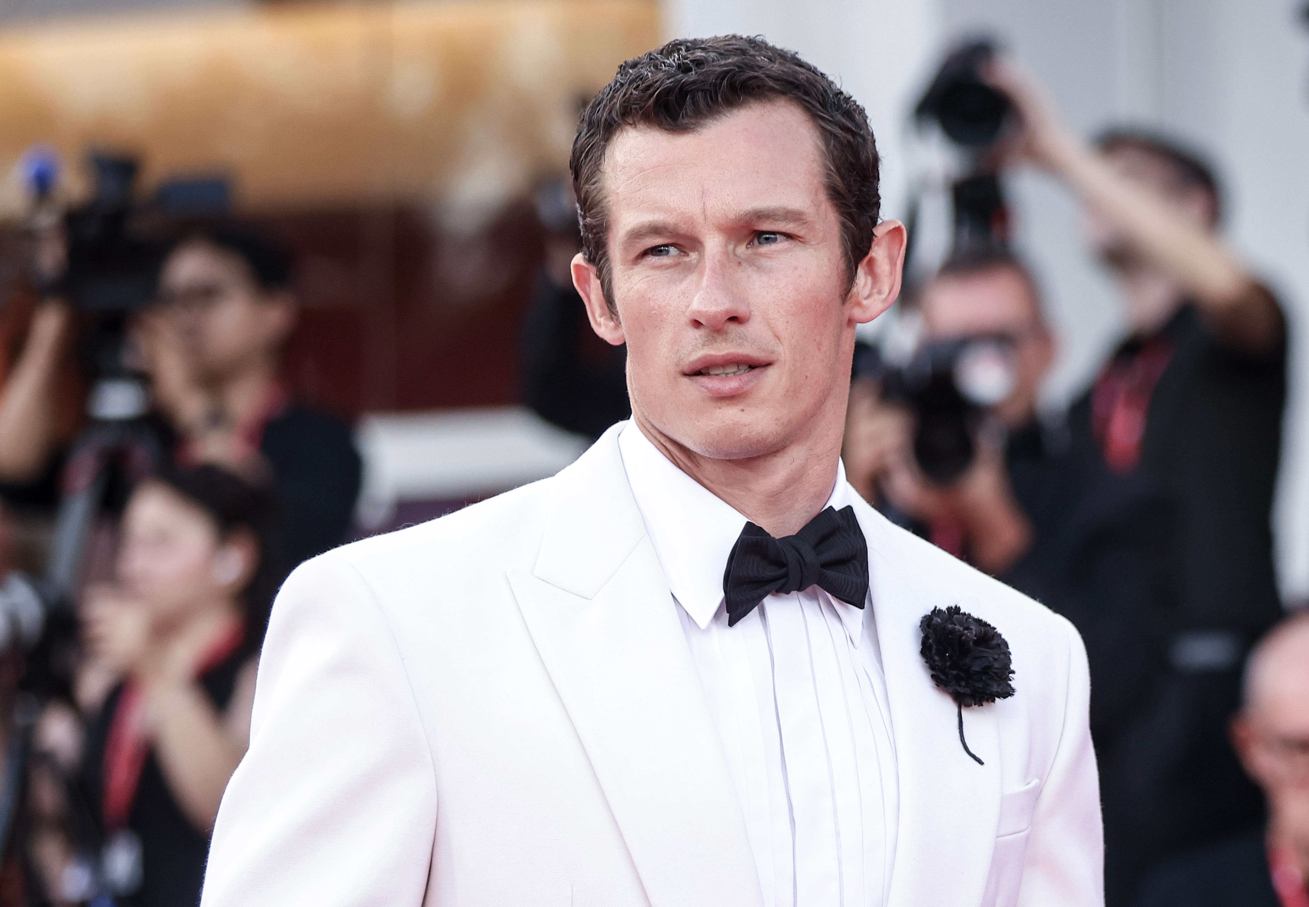 Callum Turner Jadi James Bond? Suami Dua Lipa Buka Suara Soal Rumor