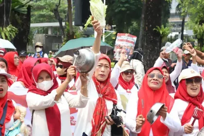 Heboh Aksi Emak-Emak Penduk...
