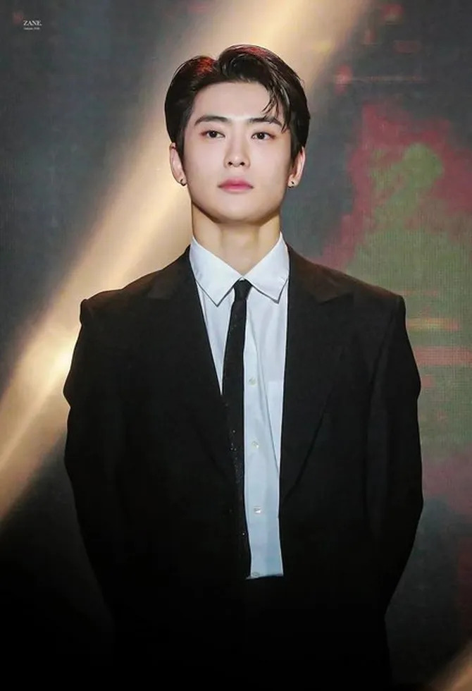isual Overload! Jaehyun NCT &amp; ENHYPEN Bikin Milan Fashion Week Auto Glowing