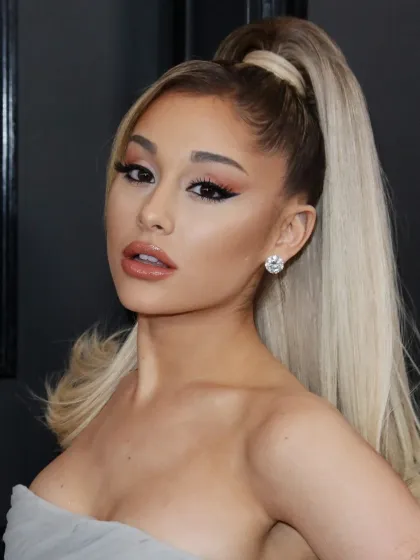 Hebat! Ariana Grande Salurk...