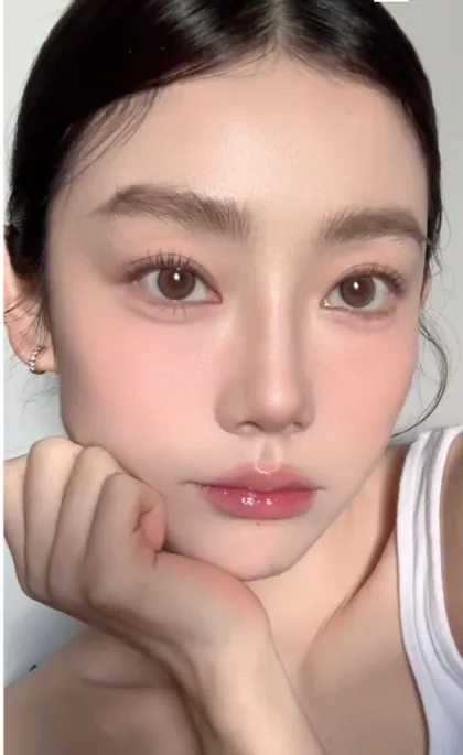Bukan Sekadar Glass Skin, Ini Rahasia Makeup Idol K-Pop yang Bikin Visual Makin Memikat