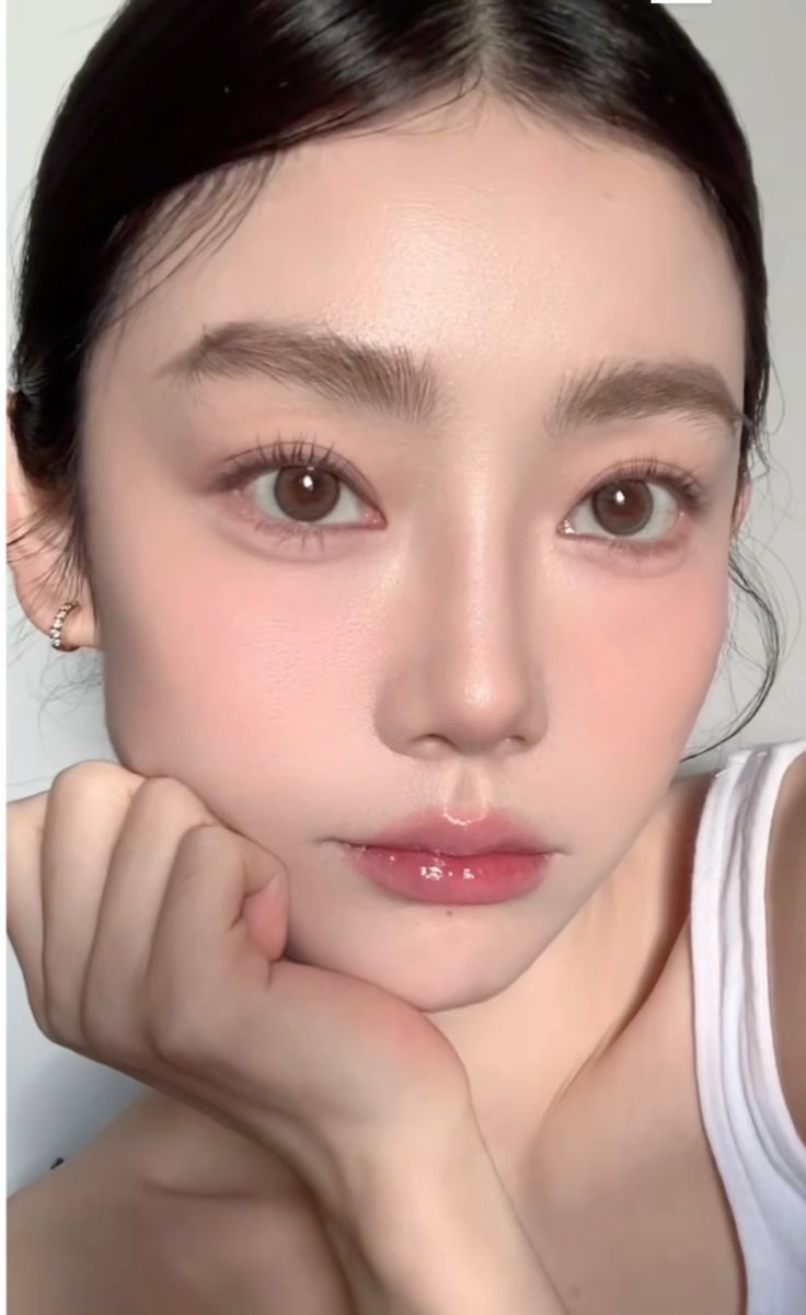 Bukan Sekadar Glass Skin, Ini Rahasia Makeup Idol K-Pop yang Bikin Visual Makin Memikat