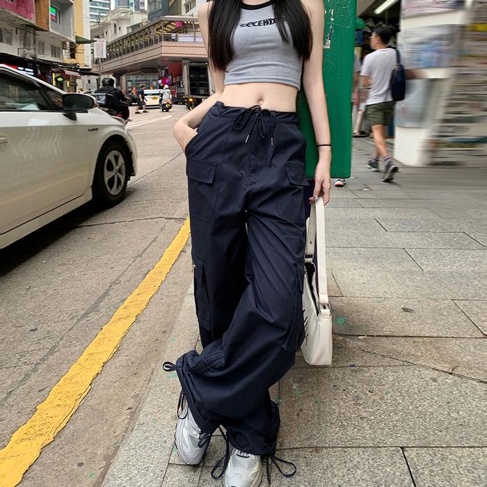 Bukan Cuma Stylish! Model Celana Ini Diam-Diam Bikin Kaki Terlihat Jenjang