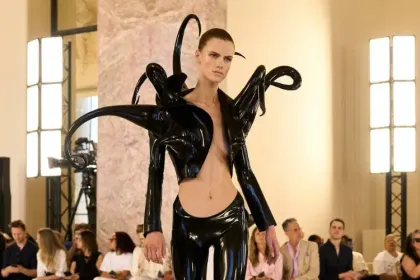 Schiaparelli FW26 Couture Tampilkan Eksperimen Berani, dari Bunga 3D hingga Tentakel Latex
