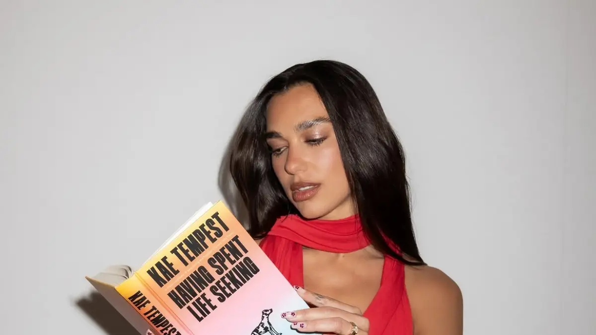 Dua Lipa Dirikan Perpustakaan Berisi Buku Terlarang, Rayakan Kebebasan Membaca di Portugal
