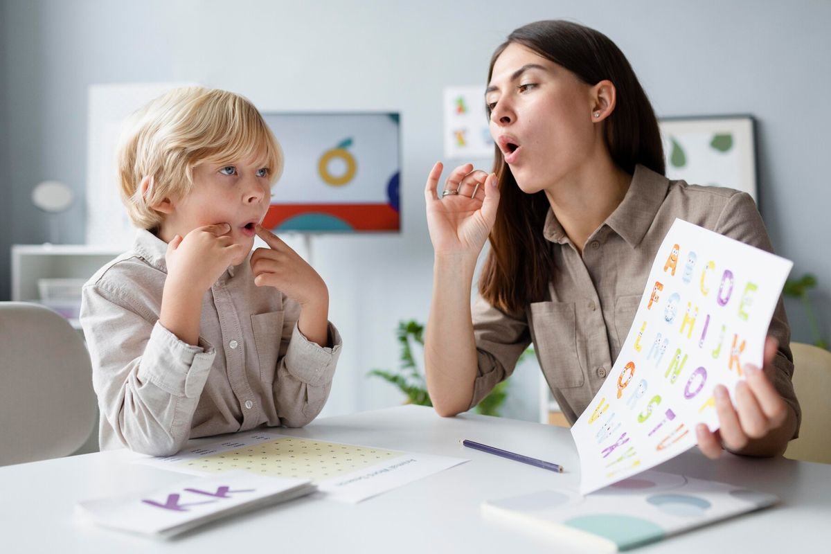 Jangan Langsung Panik! Ini Perbedaan Jelas Antara Speech Delay dan Autisme pada Anak